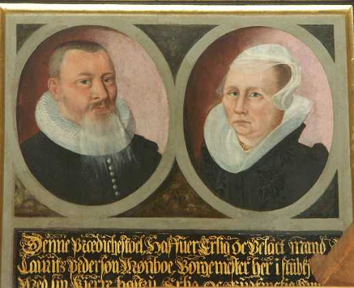Lauritz Pedersøn og Anne Christensdatter 1634 Borgmester Lauritz Pedersøn Mønboe og hustru Anne Christensdatter. Anbragt bag præstens plads på prædikestolen. 1630-39...