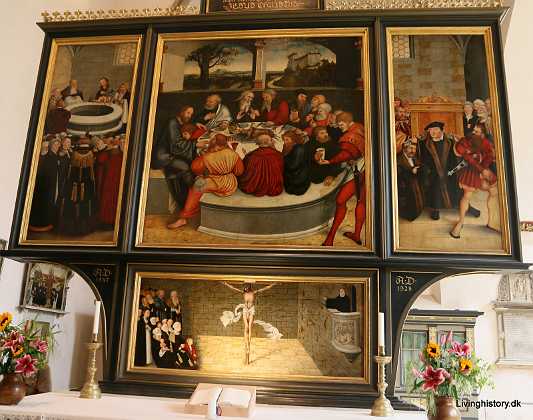 1 Reformationsaltertavle med Martin Luther, Philipp Melanchton, Johannes Bugenhagen (med n�glene) og damen med pelsk�ben...