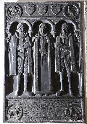 Karen Nielsdatter Claus Bang og Søren Per Hegelund Karen Nielsdatter med sine mænd Claus Bang d. 1592 Søren Per Hegelund, borgmester d. 1618 Stenen er hugget i 1620...