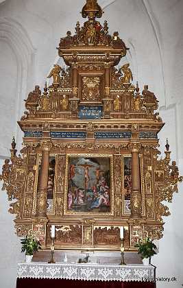 Altertavle Altertavlen fra ca. 1616 er i højrenæssancestil, nok fra samme værksted som altertavlen i Rødby kirke, men skærerens...