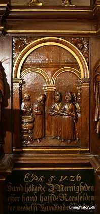 Dåbsgitteret Dåbsgitteret eller fontelukkelset menes - som størstedelen af kirkens træskærerarbejder - at være udført af Lauridtz...