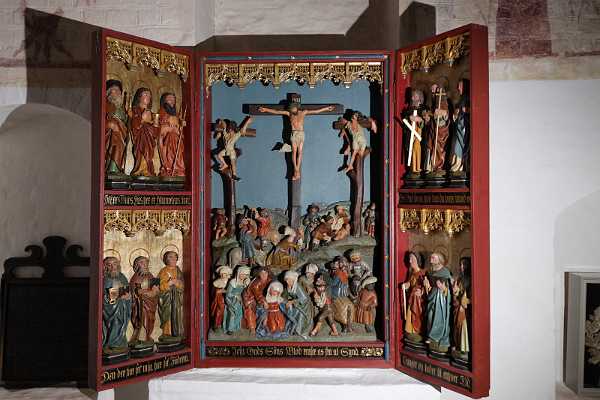 Altertavle o 1500 Altertavle fra omkring 1500, sengotisk, trefløjet skabstavle med Golgathafremstilling i midtskabet og de 12 apostle i...