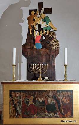 Altertavle Kirkens altertavle er fra 1957 af Kai Louis Jensen. Den blev sat op i kirken i 1970'erne. Alterbordet er dekoreret af...