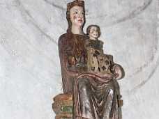 EFR58559 Madonnaskulptur: En tr�skulptur af Maria og barnet fra 1200-tallet, som st�r p� nordv�ggen.